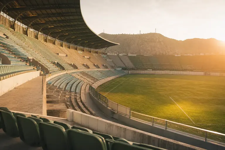 Atmosfera di stadio e tribuna durante una partita